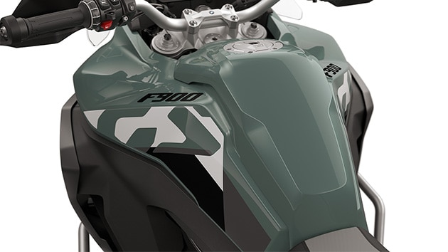The side panels of the F 900 GS Adventure from BMW Motorrad with a large 23 l tank