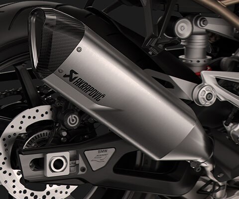 We see the titanium sports silencer and the exhaust system of the S 1000 R.