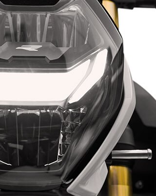 We see the LED headlights of the S 1000 R.