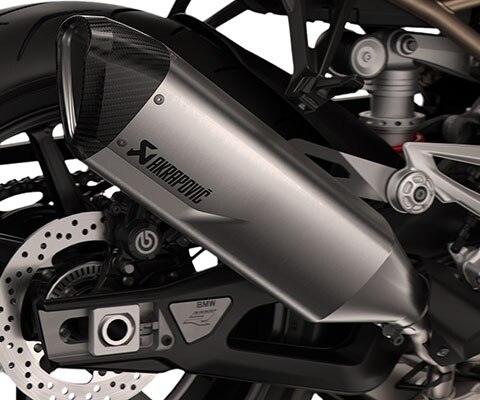 We see the titanium sports silencer and the exhaust system of the S 1000 R.