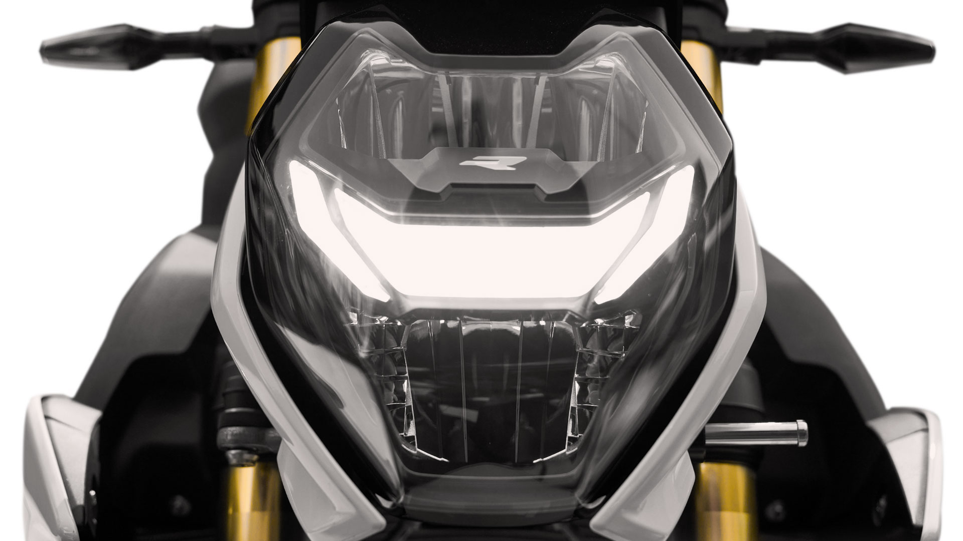 We see the LED headlights of the S 1000 R.