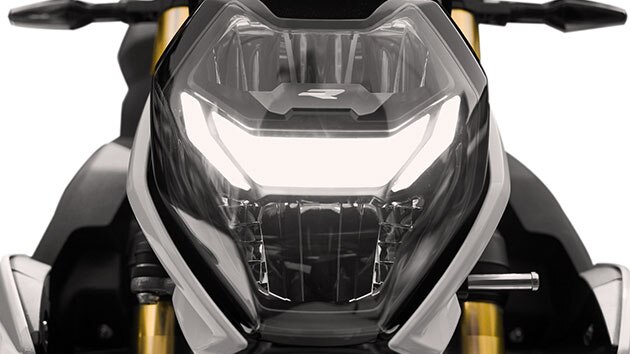 We see the LED headlights of the S 1000 R.