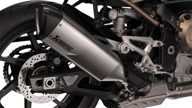 We see the titanium sports silencer and the exhaust system of the S 1000 R.