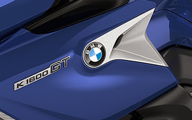 K 1600 GT in Light white/Racing blue metallic/Racing red.