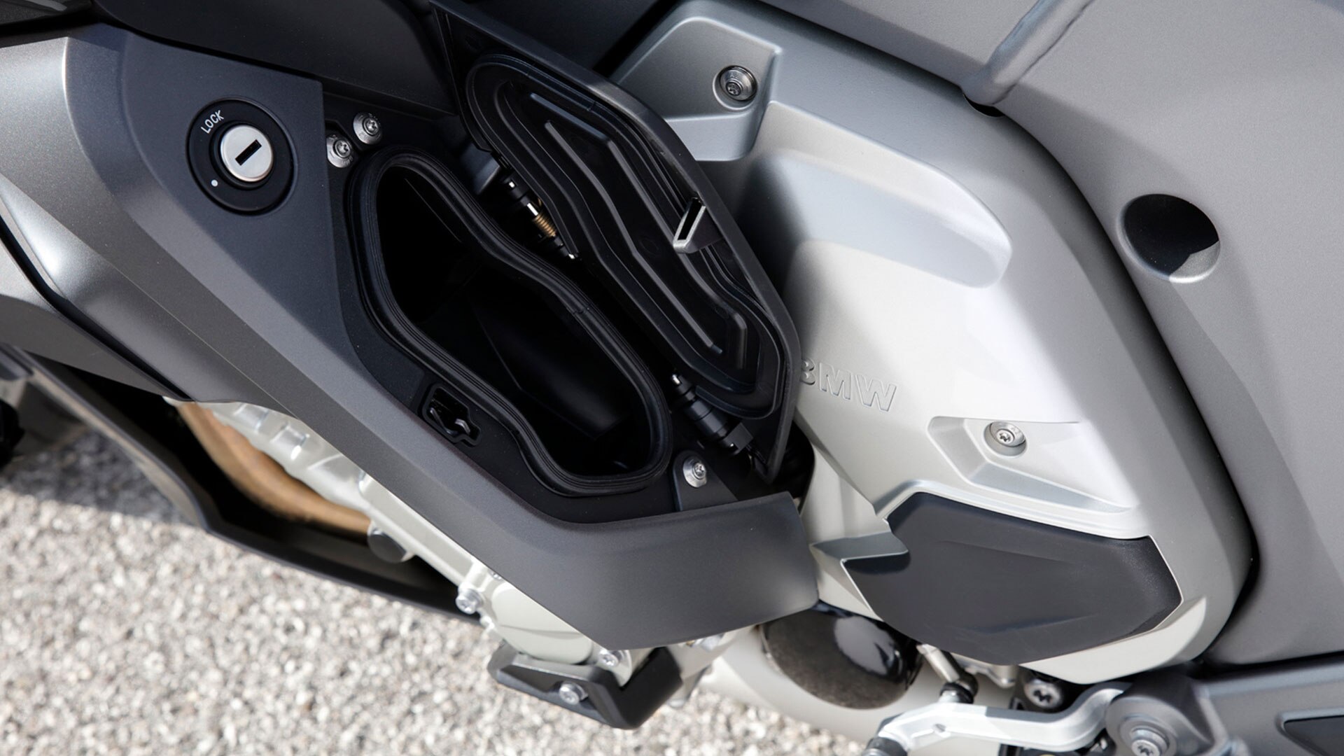 K 1600 GT storage compartments
