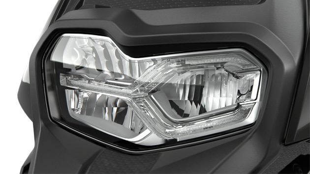 We see the front end of the C 400 X with full LED headlights.